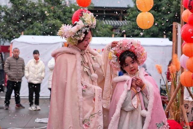 成都洛带古镇簪花热：春节期间生意火爆