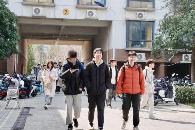 开学啦！校园里的青春画卷，2025开学日：校园生活的新开始