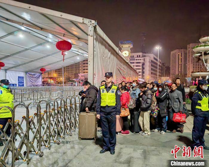 上海返程高峰全扫描：交通枢纽人潮涌动
