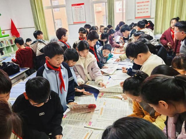 宣化学校寒假作业展：开启新学期的创意能量站 济源宣化学校：寒假作业展评中的学习与欢乐