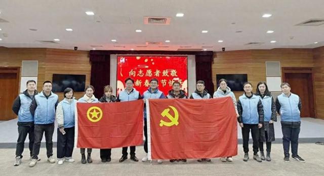 上海虹桥站返程高峰：闵房志愿者在行动，闵房志愿者：上海虹桥站的温暖使者
