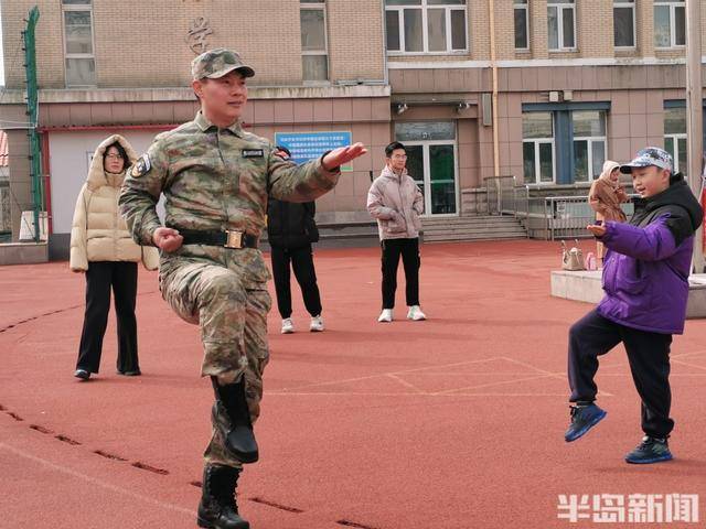 青岛宁夏路小学的国防教育之旅：仟帆少年义工团在行动 “雏鹰砺剑·强国有我”：青岛仟帆少年义工团的国防教育实践