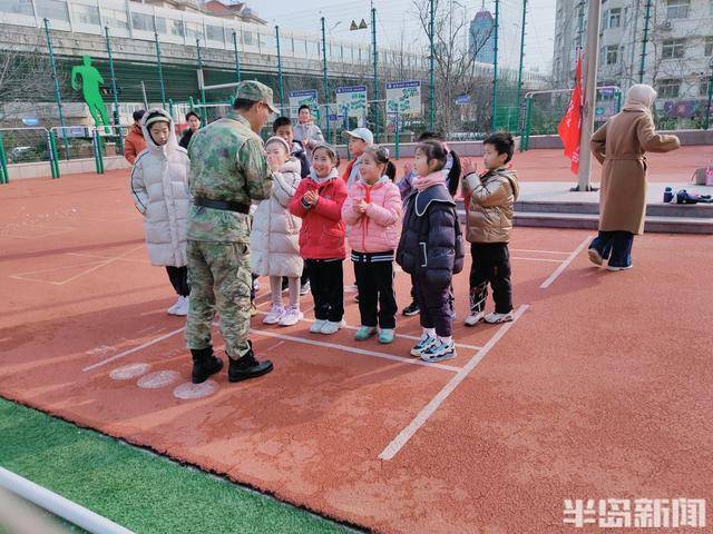 青岛宁夏路小学的国防教育之旅：仟帆少年义工团在行动 “雏鹰砺剑·强国有我”：青岛仟帆少年义工团的国防教育实践