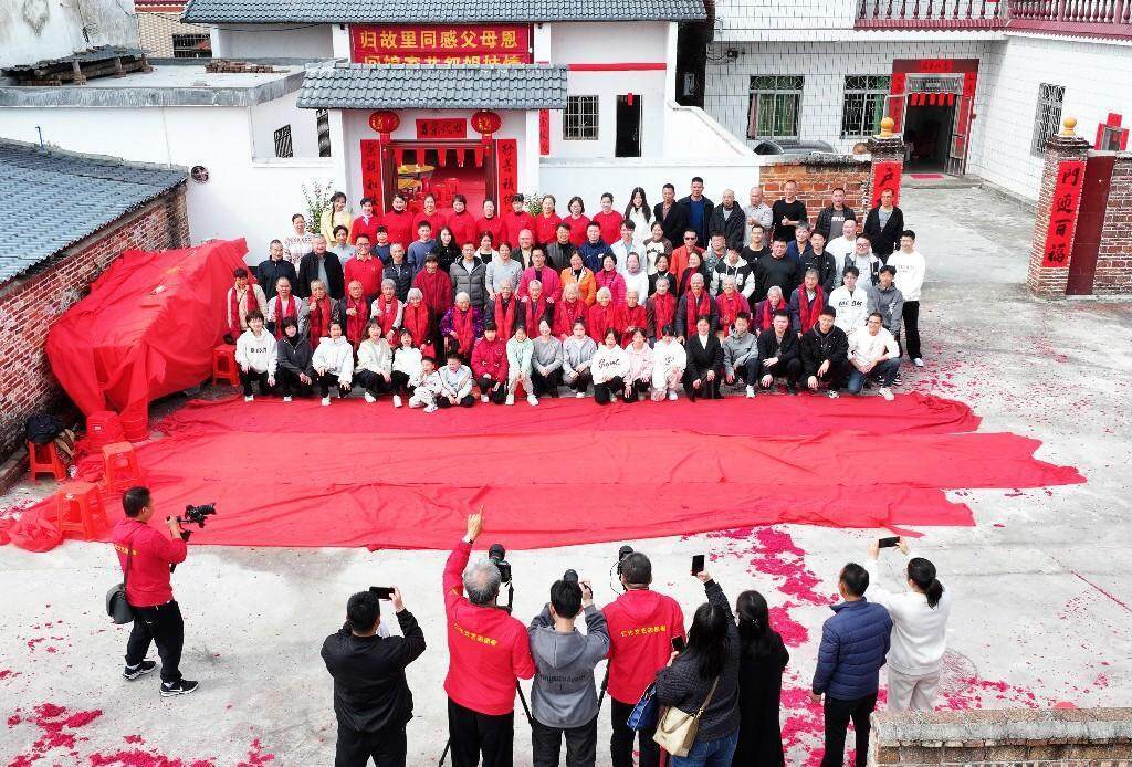 仁化：“百千万笑脸迎新春”活动中的温馨画面