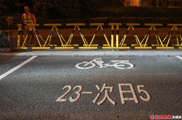 复兴东路隧道新举措：夜间开放电动自行车通行 复兴东路隧道：每晚23时至次日5时电动自行车的新通路