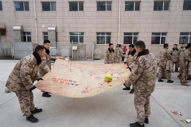 武警北京总队执勤第十四支队春节欢乐游园会 春节期间，武警支队的趣味游园活动