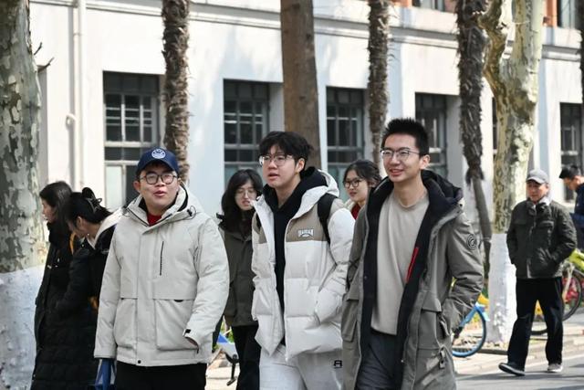 开学啦！校园里的青春画卷，2025开学日：校园生活的新开始