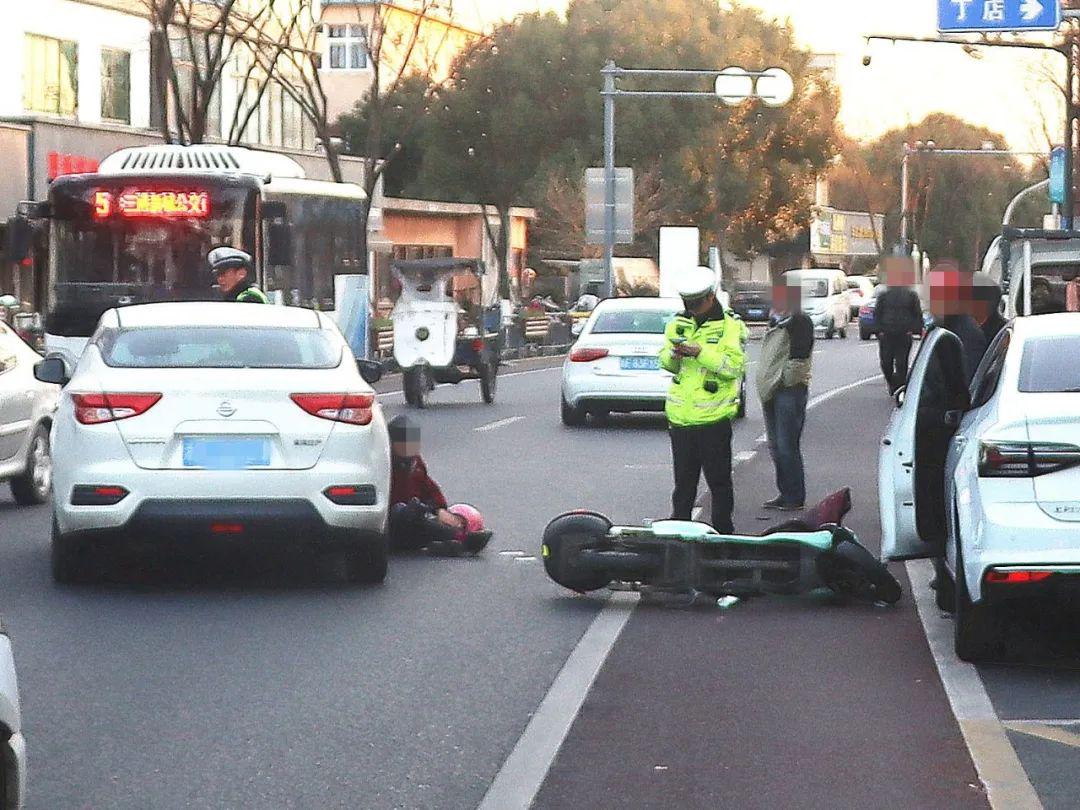 嘉兴街头：电动自行车遭“开门杀”后又遇二次碰撞