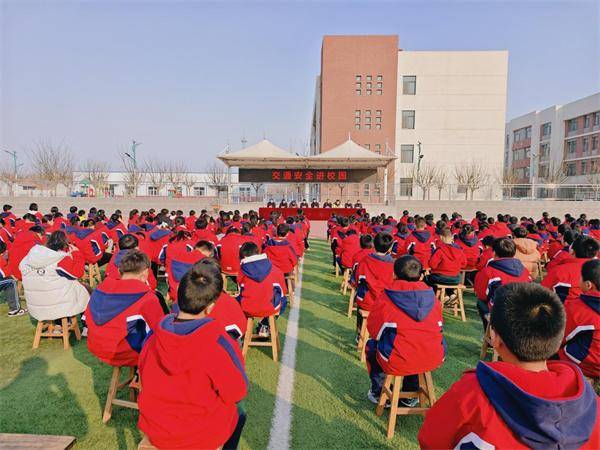 流坡坞镇学校迎来交通安全教育活动