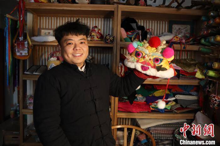 “90后”绣郎返乡：用针线定格关中乡土情 “90后”关中绣郎返乡记：刺绣中的乡土情怀与创业梦想
