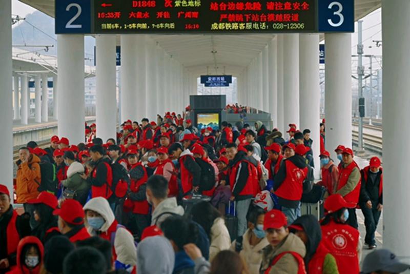 2025年安顺首趟免费返岗专列出发：600余务工人员奔赴广州