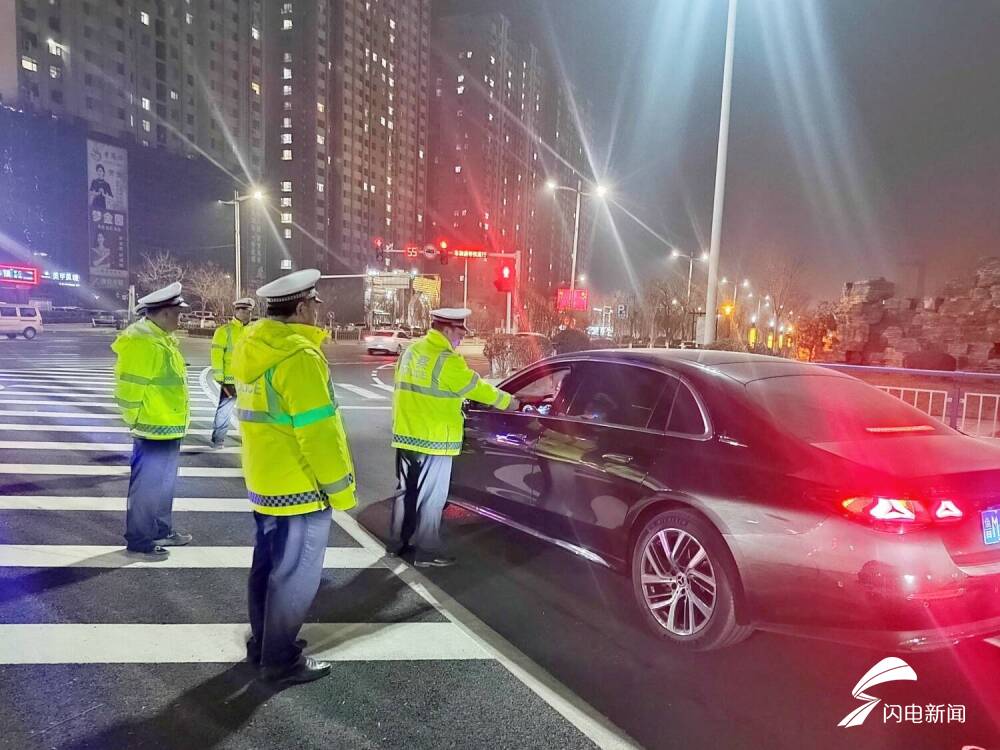 阳信交警夜查：为群众出行安全护航