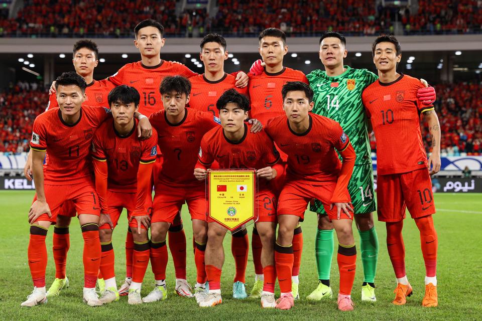 国足集训：伊万科维奇打造年轻阵容，00后成主力军 国足32人集训：年轻球员涌入，阵容大换血