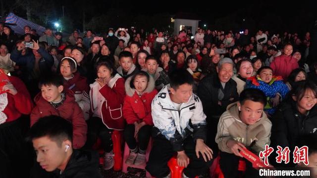 江西兴国果溪村：17年“村晚”的独特魅力 兴国果溪村：“村晚”17年，村民自导自演的文化盛宴