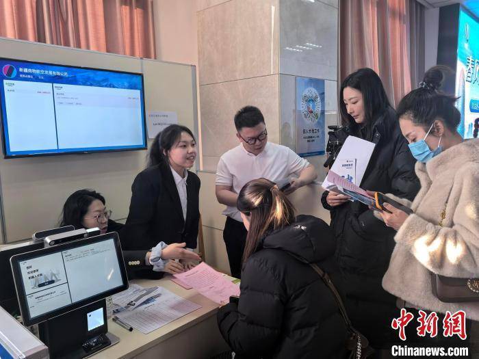 新疆：春风行动招聘会，助力返疆大学生就业，“春风送岗 兴疆有你”：新疆招聘会亮点多