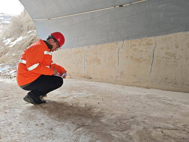 兰州公路段开展路段路况调查，为养护工作做准备