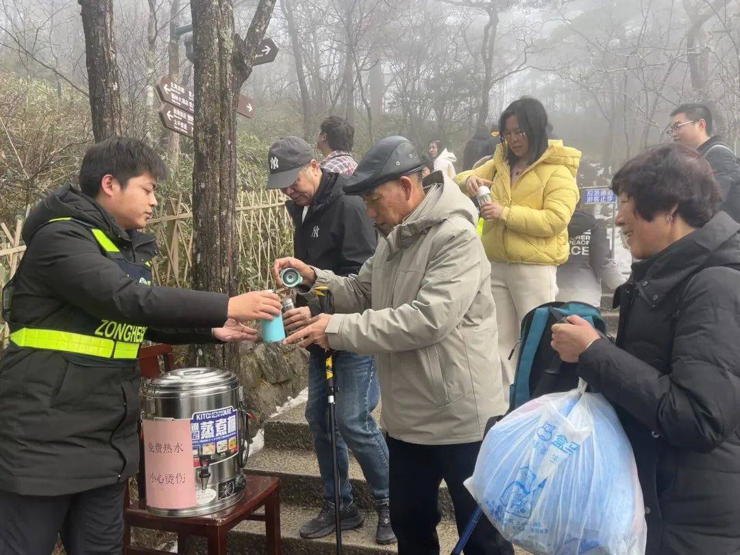 春节在黄山：暖心服务与景区气象全知道，黄山景区：假期中的温情服务与气象概况