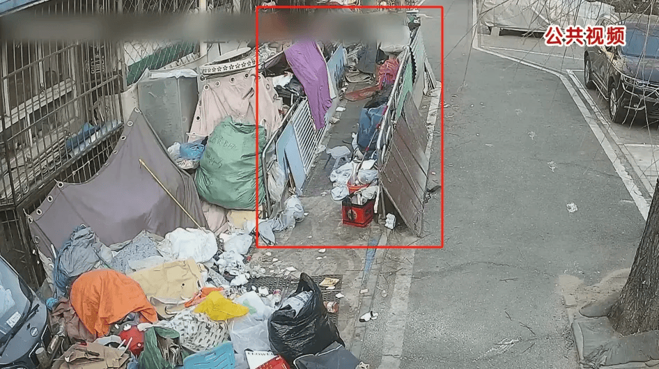 火灾无情：北京某小区82岁老人不幸离世，北京小区火灾：老人囤积杂物阻断生命通道