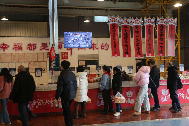 涪陵美心红酒小镇：就业帮扶新景象，重庆：就业帮扶车间助力村民就业增收