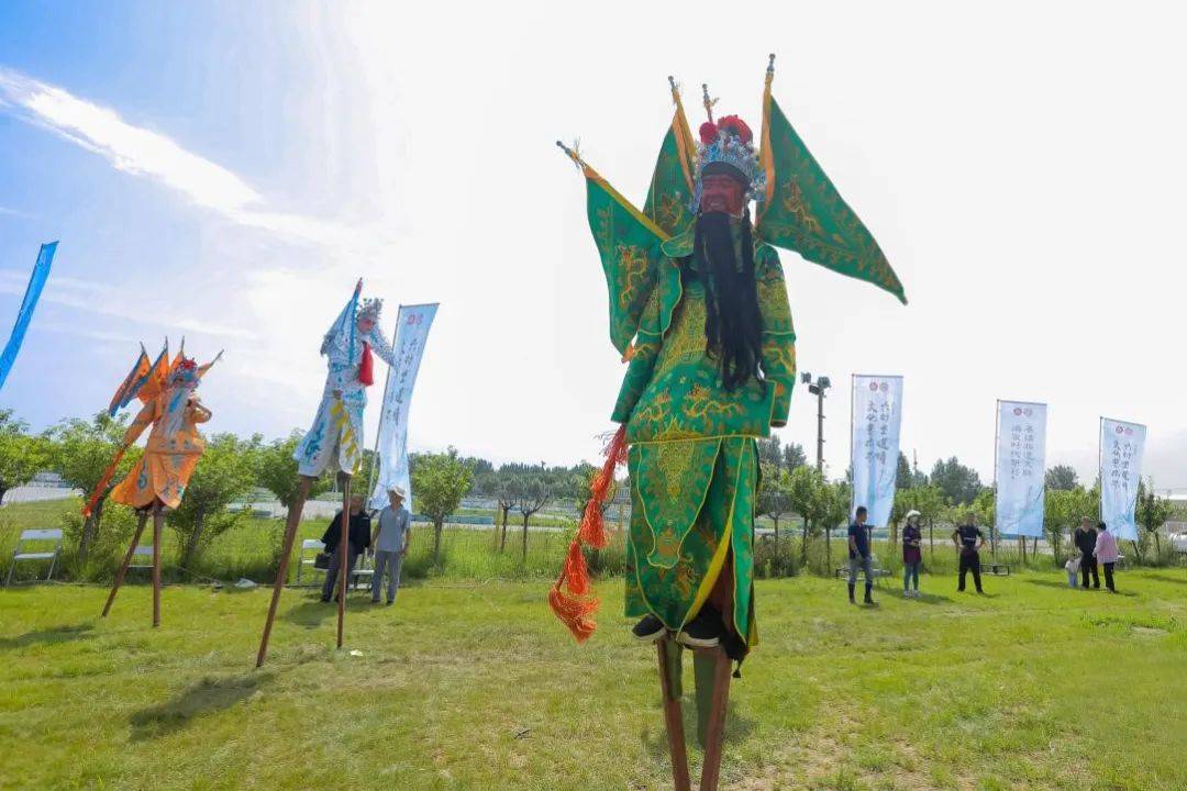 席王高跷：古老民俗的现代演绎，惊艳的席王高跷：传统民俗在现代的闪耀