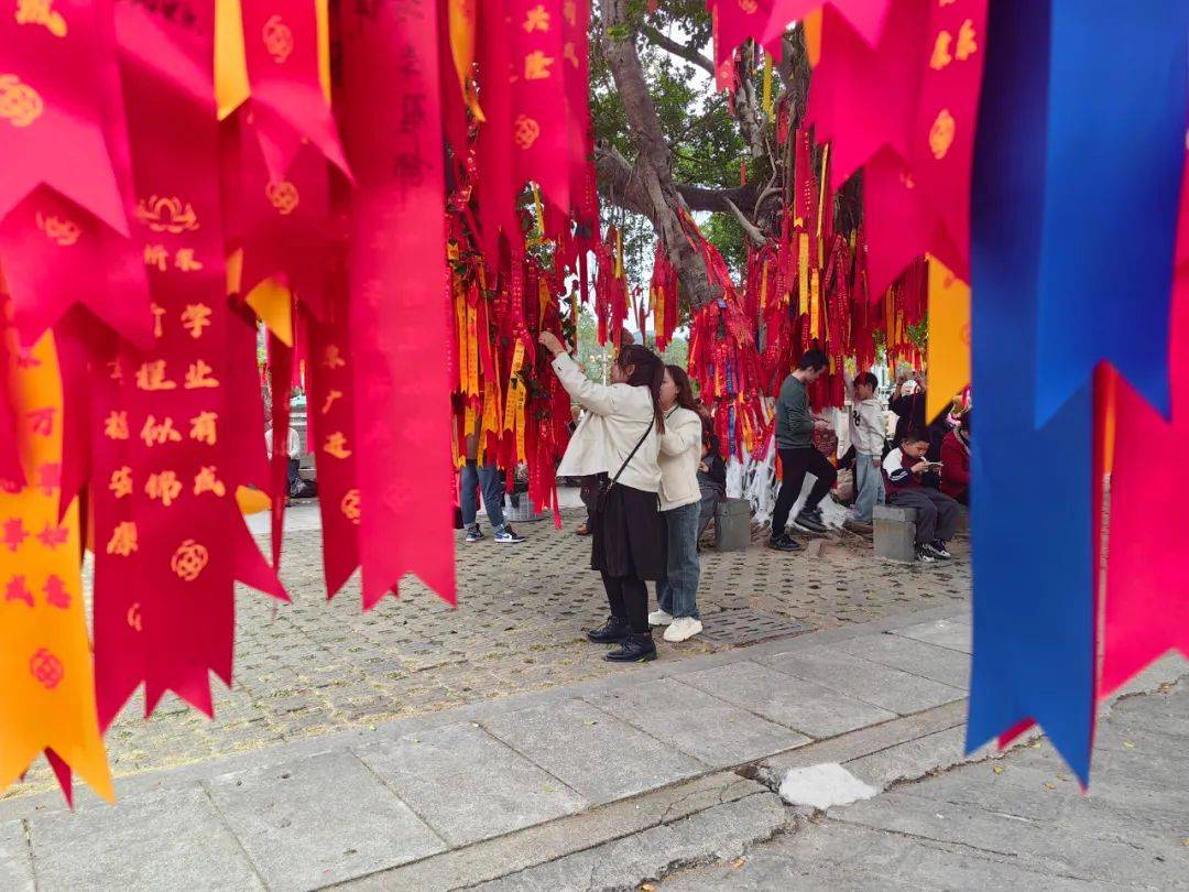 春节期间平和三平风景区：热闹背后的有序管理，大年初四，平和三平风景区游客爆满