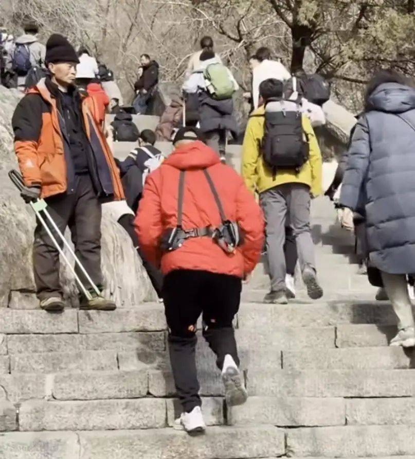 登山助力机器人助力泰山攀登，科技感十足，登山助力机器人亮相泰山，适用于多种场景