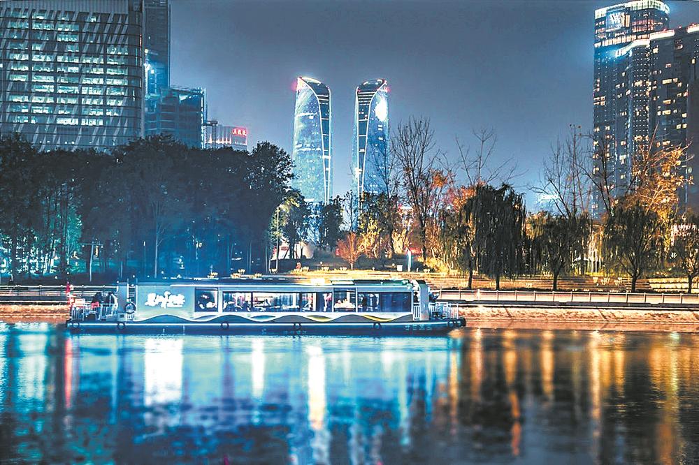 看成都新春文旅盛景：宽窄巷子戏曲与锦江水上乐趣