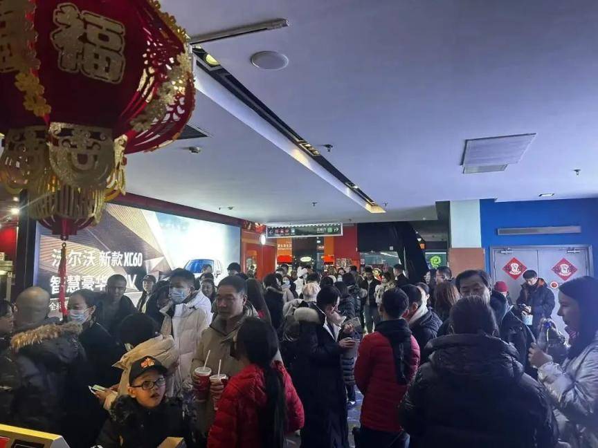 2025年春节档：票房火爆与影院欢乐并行，57亿票房背后：2025春节档影院的热闹景象