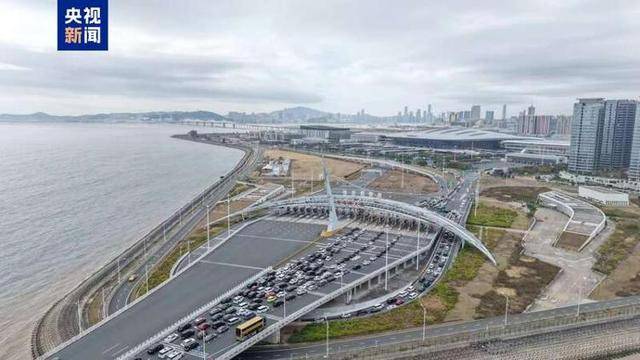 港珠澳大桥：见证蛇年春节跨境客流车流高峰，蛇年新春，港珠澳大桥的热闹跨境之旅