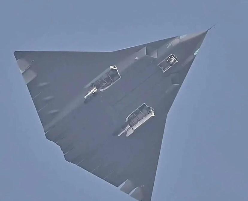 从臂章看中美军事竞争：歼 - 36与B - 21的不同寓意