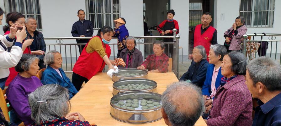 揉青团送关怀，小河镇为老年人点亮幸福时光，小河镇“三月三”青团活动，温暖长者心窝！
