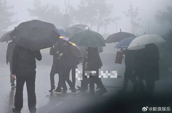 大S因病离世月余终入土，亲人冒雨送别场面悲戚 48岁大S安葬，前夫汪小菲缺席葬礼现场