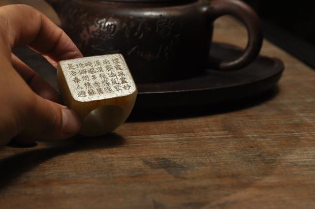 俞福亮：非科班出身的玉雕创作者，独特风格背后的故事，枫泾镇俞福亮：用玉雕传递历史文化记忆的年轻人