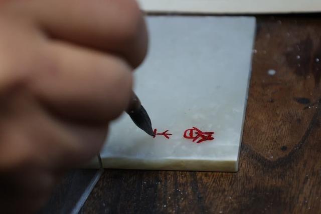 俞福亮：非科班出身的玉雕创作者，独特风格背后的故事，枫泾镇俞福亮：用玉雕传递历史文化记忆的年轻人
