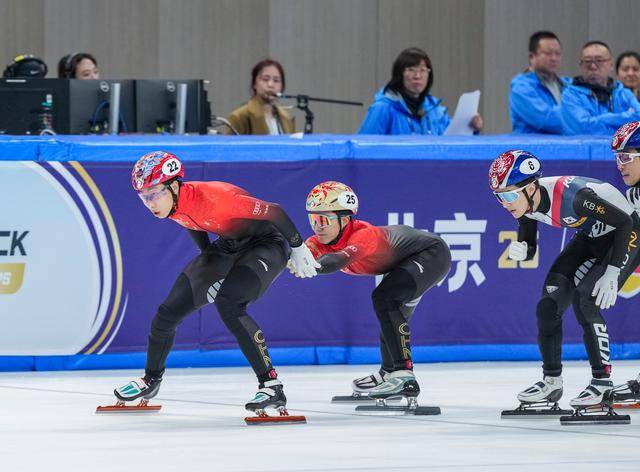 北京赛场上，中国队短道5000米接力半决赛成功闯入A组决赛