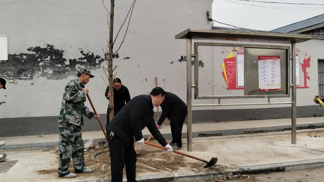 300株新绿扎根大堰村，多方合力推动乡村生态建设，大堰村绿化行动：70余人种下300余株苗木，开启乡村生态新画卷