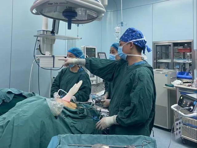 陕西中医药大学附属医院妇二科成功完成两例尿道中段无张力悬吊术