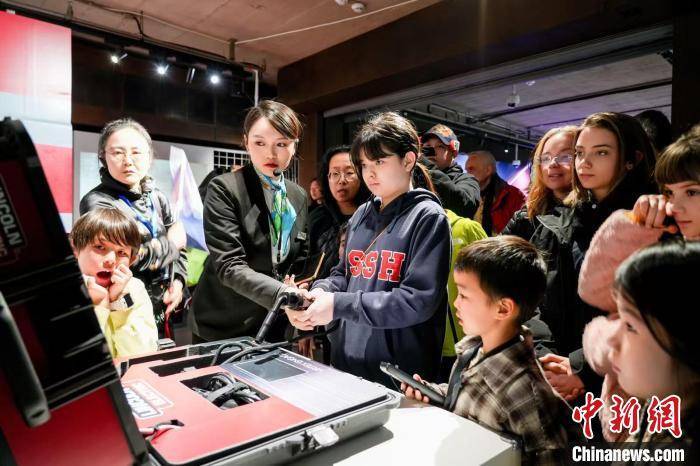 趣游杨浦：国际亲子家庭见证工业历史与人文温度的交融，杨浦魅力：飞盘涂鸦与巧克力DIY，让中外家庭感受别样风情
