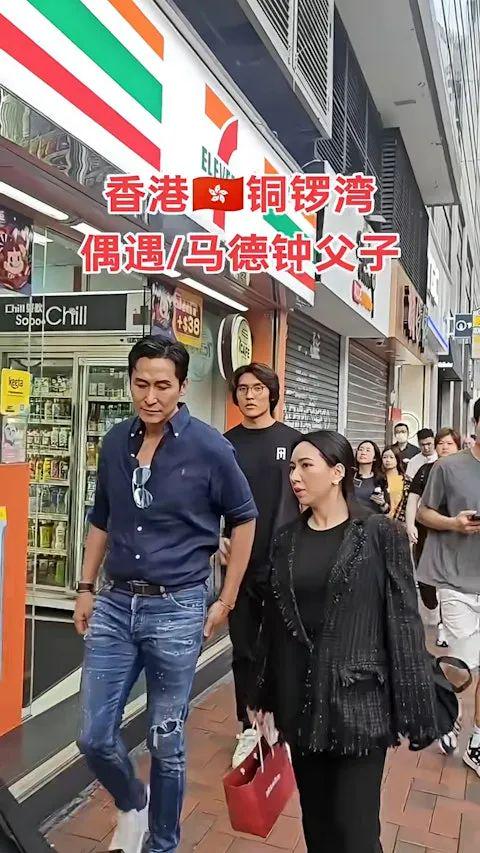 马德钟父子铜锣湾街头被偶遇，“东张女神”梁敏巧着装遭调侃 56岁TVB视帝马德钟铜锣湾现身风采依旧，“东张女神”梁敏巧穿疑似睡衣主持引热议