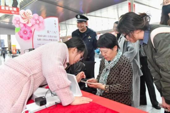 天津站“三八”活动：为职工和旅客带来法律与心理关怀，庆“三八”！天津站送上“法律+心理”双料暖心礼包