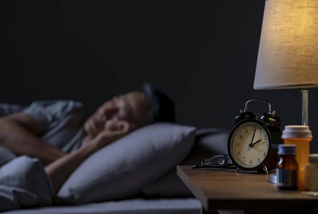 床头苹果真能助眠？深度揭秘睡眠调理秘诀