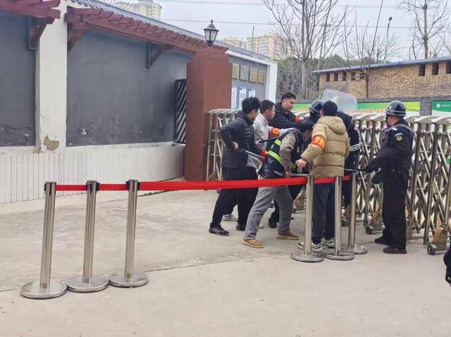 反恐防暴演练在官厅小学上演，保障校园平安