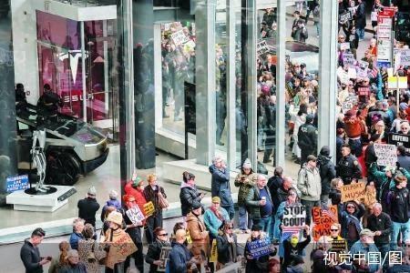 特斯拉门店外现示威潮：马斯克牵头削减联邦开支遭抵制