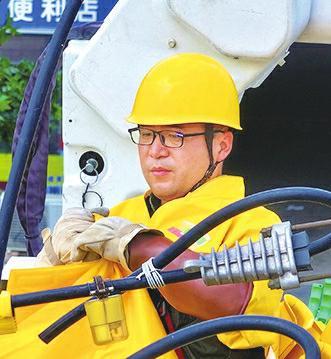 春季检修：商丘供电人为电网迎峰度夏保驾护航，3年2600余次不停电作业，黄鑫践行电力匠心
