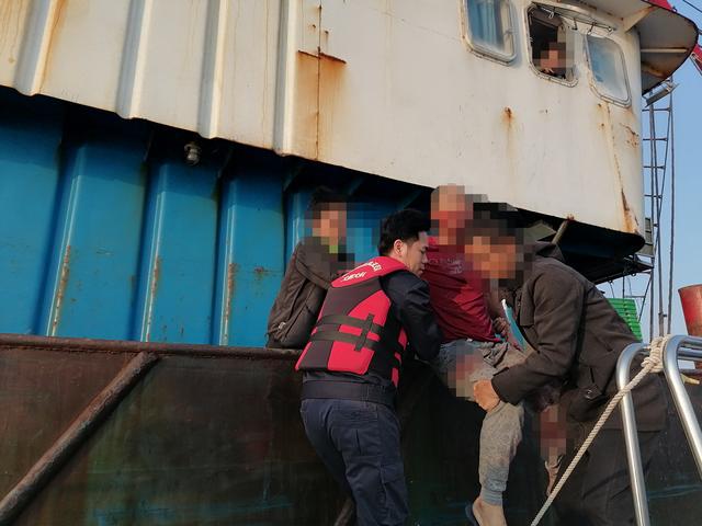深圳海洋执法支队紧急护送受伤渔民就医，彰显责任担当，深圳海洋综合执法支队高效救援，诠释生命至上理念