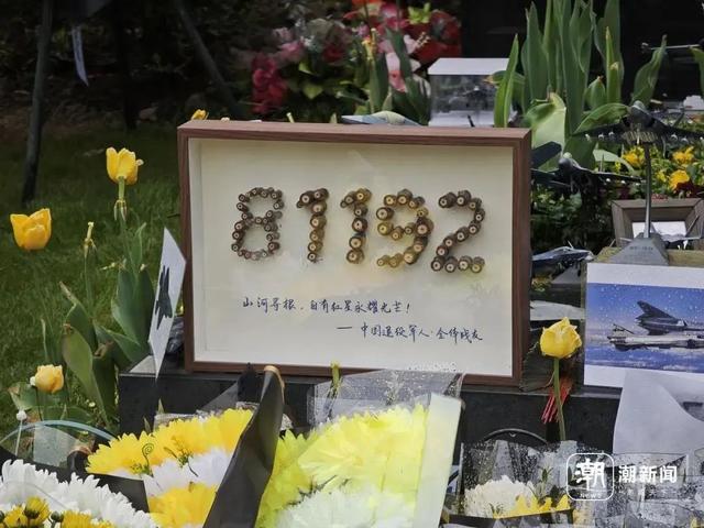 致敬王伟：“81192”的使命，有后来者接续！，王伟墓前的战机模型，是国人对英雄的深情告白！