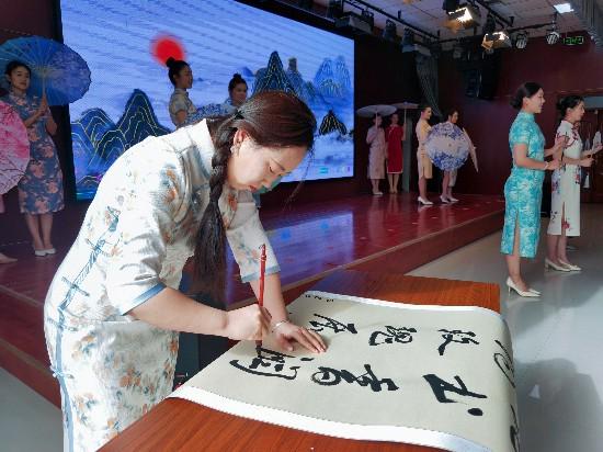 “玫瑰书香”活动开启，库尔勒女职工风采尽显
