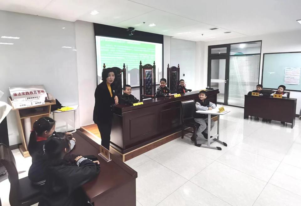模拟法庭走进山师附小：培养未成年人法治意识
