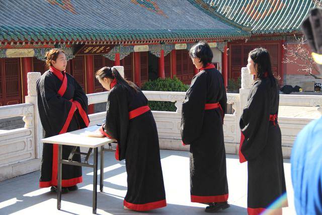 郑州文庙春分祭孔：古礼新传，文化“活”在当下，50余名爱好者齐聚郑州文庙，春分祭孔感受文化底蕴