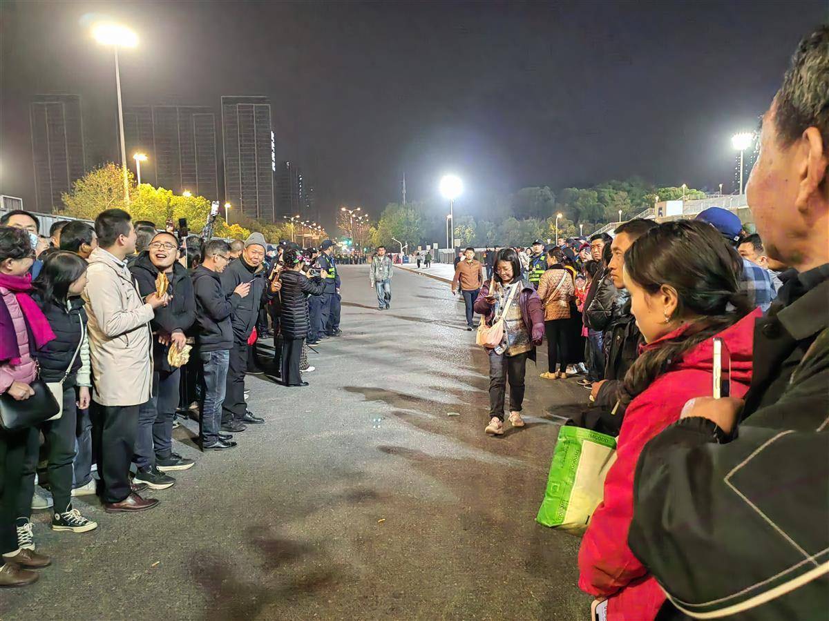 刀郎武汉演唱会落幕，场外歌迷热情不减！
